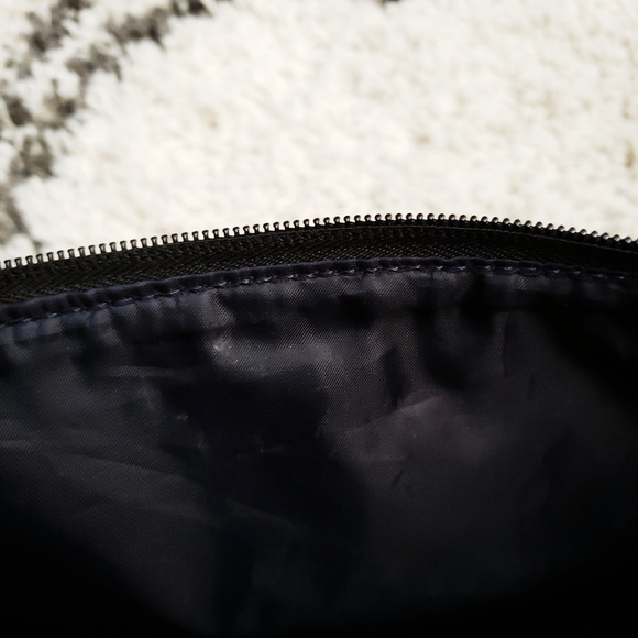 Classic Tommy Hilfiger Black Crossbody with Signature TH Emblem - Picture 8 of 8